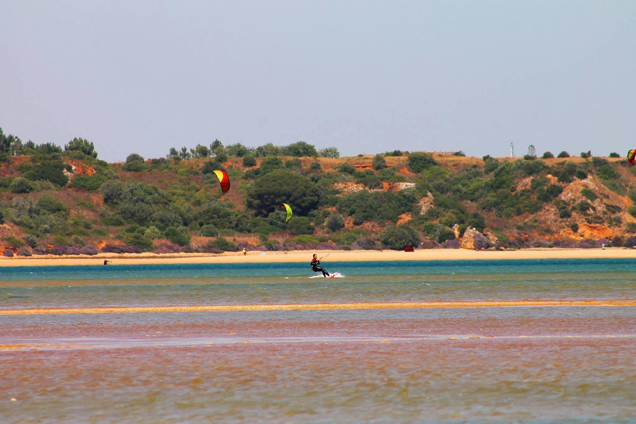 Beautiful landscapes showcasing mountains and sea, where the experiences of KiteSchool.pt Lagos are taking place.