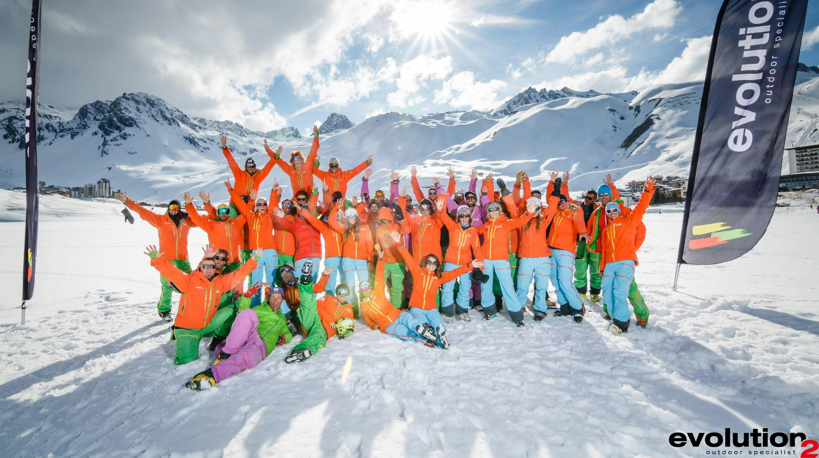 Prachtige landschappen met bergen en zee, waar de ervaringen van Skischool Evolution 2 Tignes plaatsvinden.
